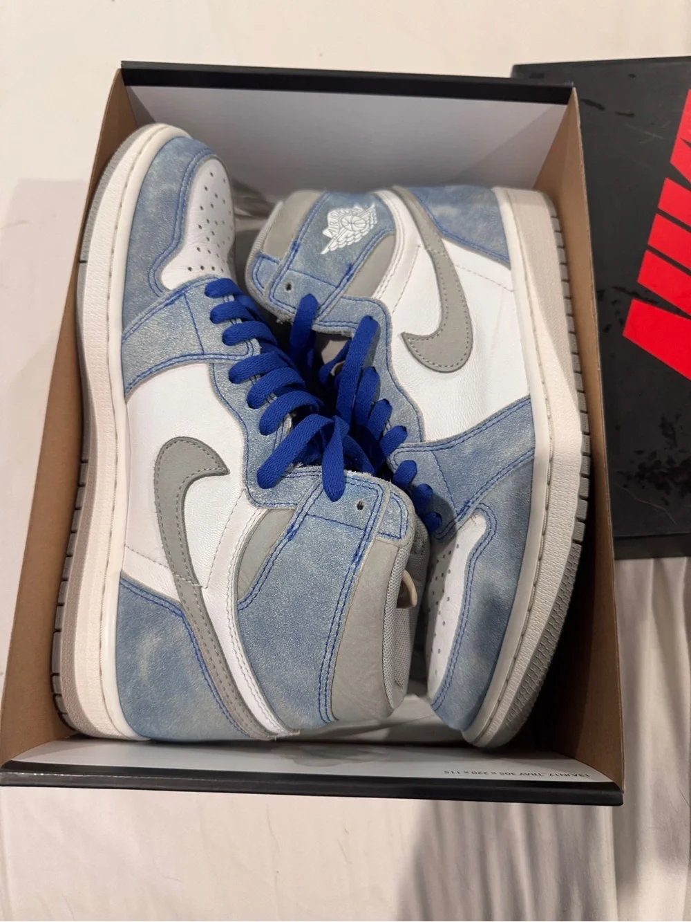 Size 9. 5- Jordan 1 Retro OG High Hyper Royal (WITH BOX, EXCELLENT CONDITION) #s
